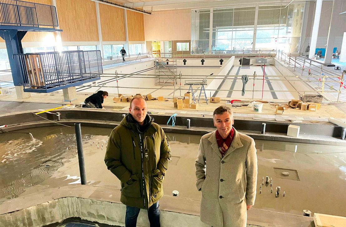 Betriebsleiter Wolfram Raible (li.) und Bürgermeister Michael Boos besichtigen die Baustelle.