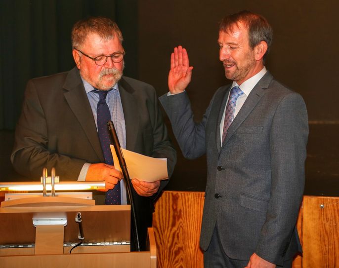So sehen Sieger aus: Thomas Jung (re.) wurde am Abend als Bürgermeister vereidigt. Foto: Sebastian Schmitt