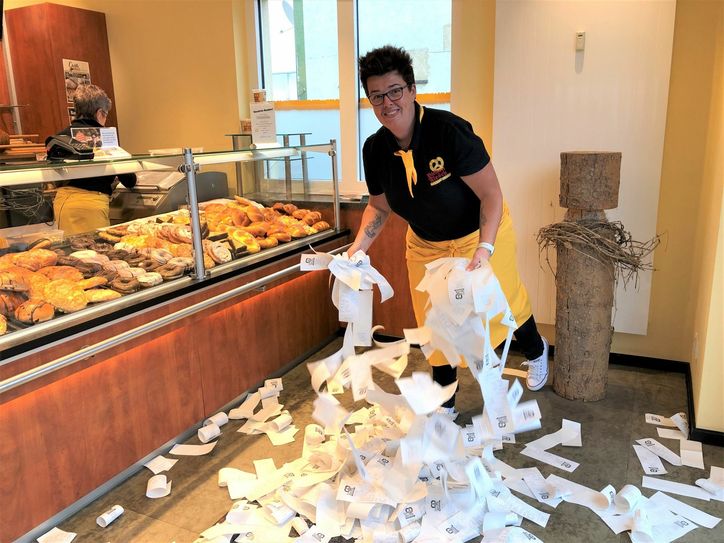 Die Bäckerei Flesch in der Mötscher Straße (Bitburg) hat die von Kunden nicht gewollten Bons gesammelt. Filialleiterin Sandra Redelberger zeigt die Menge, die in anderthalb Tagen zusammenkam.      Foto: S. Stieren