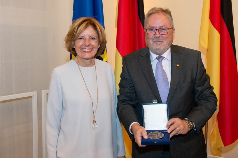 Ministerpräsidentin Malu Dreyer hat Peter-Josef Schmitz mit der Sportplakette des Landes ausgezeichnet.