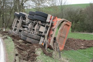 Auf der L17 bei Niedermehlen ist ein LKW umgekippt. Foto: Siko
