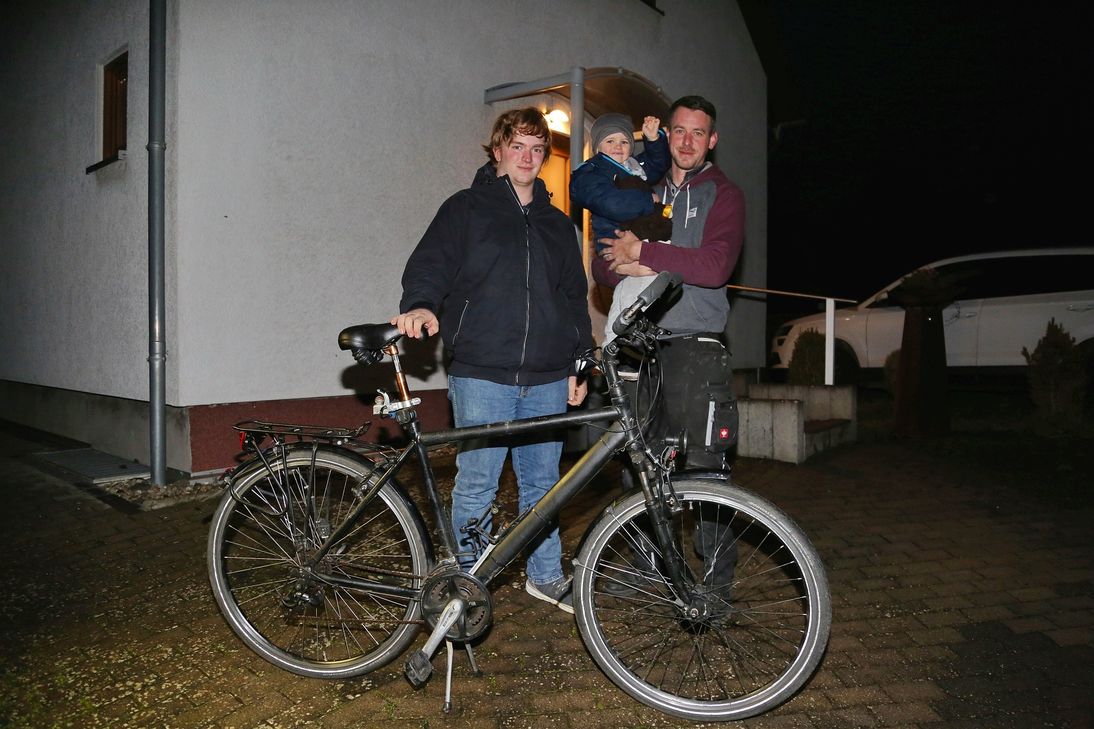 Dank der Spende von Familie Steines ist Feuerwehrmann Janis Deveaux nach dem dreisten Diebstahl wieder mobil. Foto: Sebastian Schmitt