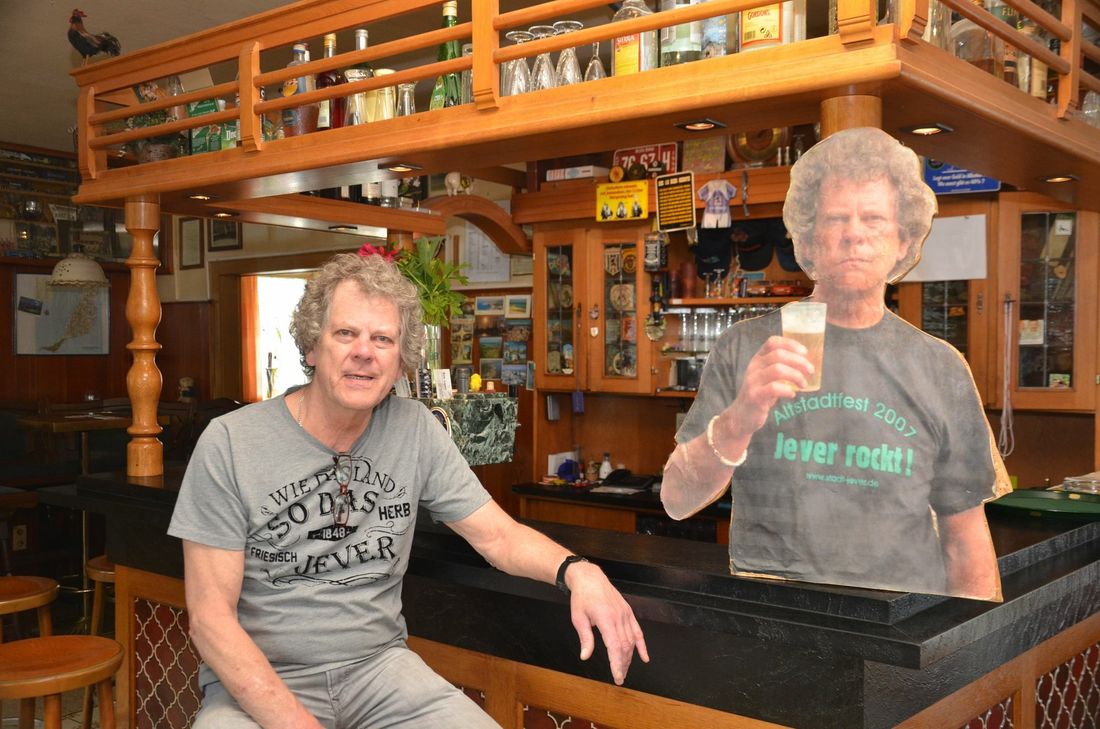 Der doppelte »Schang«: Wenn der »Wirt aus Leidenschaft« im nächsten Frühsommer die Gaststätte aufgibt, wird sein Pendant aus Pappe trotzdem zu spaßigen Touren nach Jever oder zum Eishockey nach Düsseldorf einladen. Foto: T. Förster
