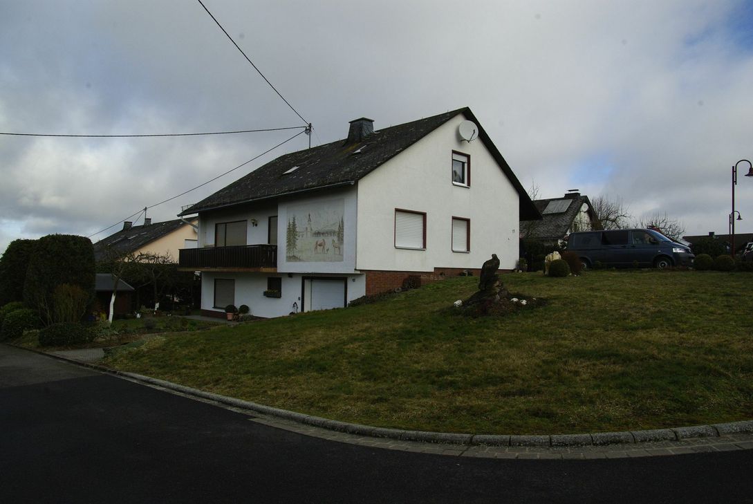 In diesem Haus in Leiningen hat sich die erschütternde Tat ereignet.  (Foto: Boes)