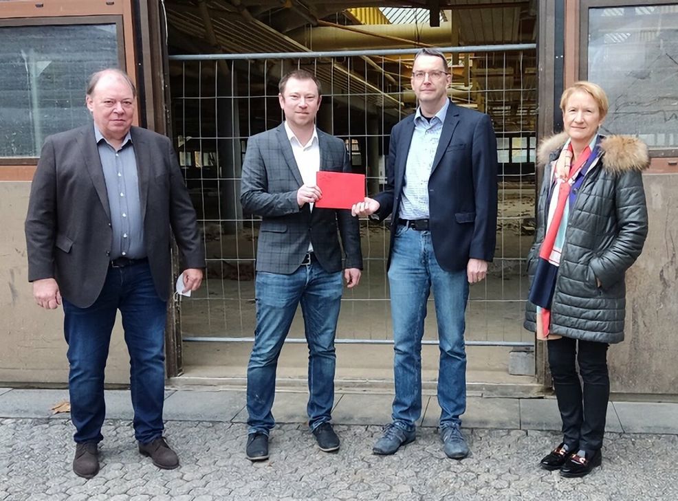 Vor den zerstörten Werkstätten (v.r.n.l.): Schulleiterin Gundi Kontakis, VLW-Landesvorsitzender Dirk Mettler, Fördervereinsvorsitzender Daniel Schlich und VLW-Bezirksvorsitzender Kurt Flöck bei der Übergabe der Spende.
