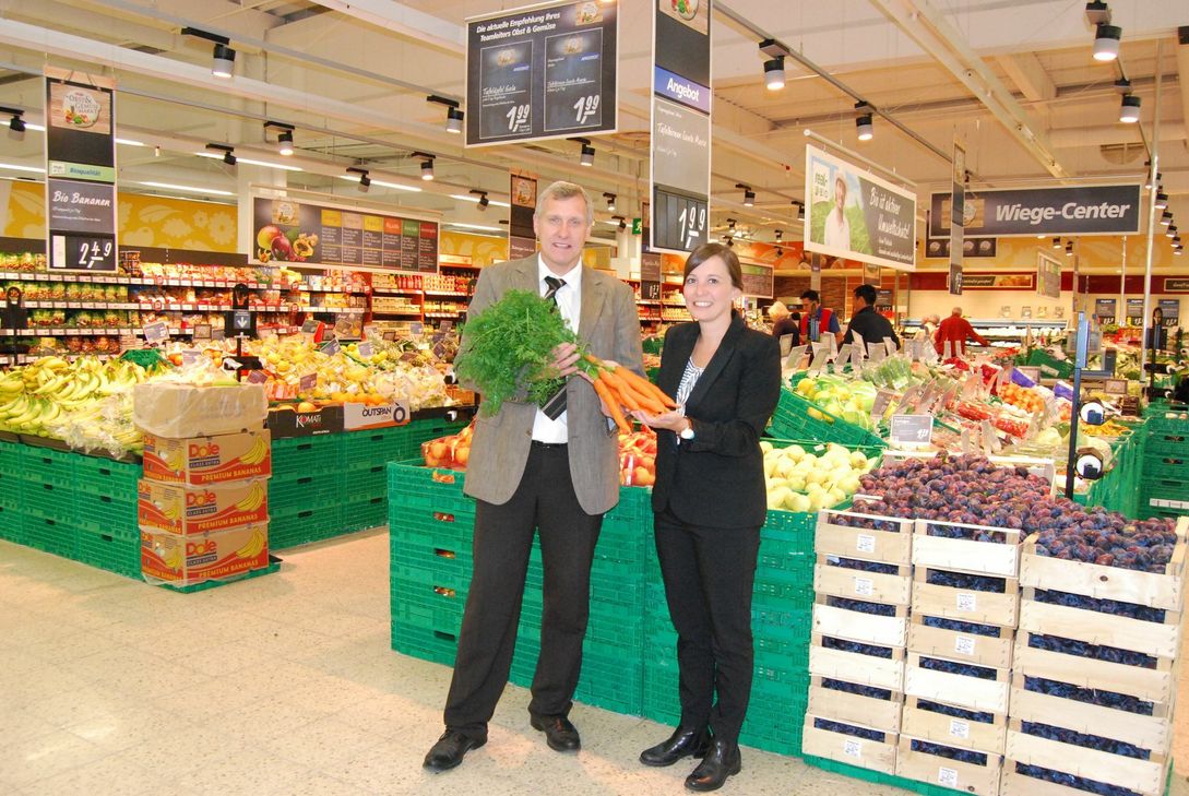 Wochenmarkt-Atmosphäre im real,-: Geschäftsstellenleiter Theodor Pelzer und Pressereferentin Ilka-Nadine Mielke präsentieren die neue Frische-Abteilung.