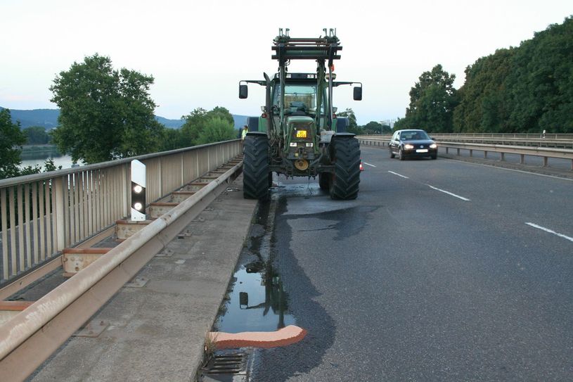 Ein brennender Traktor sorgt für kurzzeitige Behinderung auf der B 51. Foto: Agentur Siko