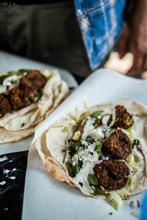 Besucher können viele verschiedene Leckereien ausprobieren - von Falafel... Foto: Belichta