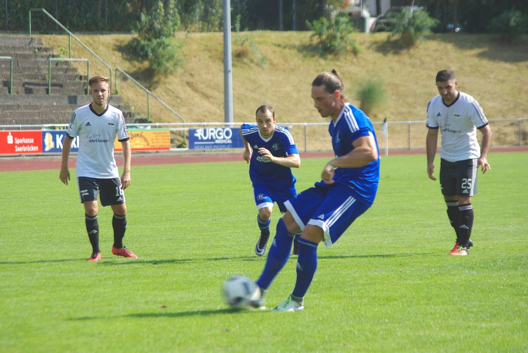 Sören Klappert verwandelte sicher den Strafstoß zum 1:0 für Karbach. Tim Puttkammer (m.), der in dieser Szene in den Strafraum stürmt, erzielte später das vorentscheidende 2:0 für Karbach. Foto: Arno Boes