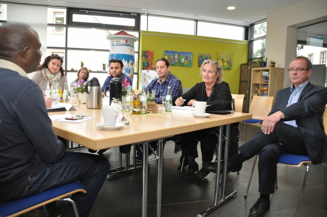 Ministerin Irene Alt im Gespräch mit den Leiterinnen der Hermeskeiler Kindertagesstätten. Foto: Fischer Nurdeen Adedipe (li.), der 2009 aus Nigeria nach Deutschland floh, berichtete von seinen Erfahrungen. Weitere Teilnehmer des Gesprächs waren Anette Barth (2.v.li., Lokales Bündnis für Familie), Selim Shala (4.v.li.,Flüchtlingsbegleiter), Holger Wincheringer (3.v.re., Sozialamt Saarburg), Ministerin Irene Alt (2.v.re.) und Bürgermeister Jürgen Dixius (re.). Foto: Scholl
