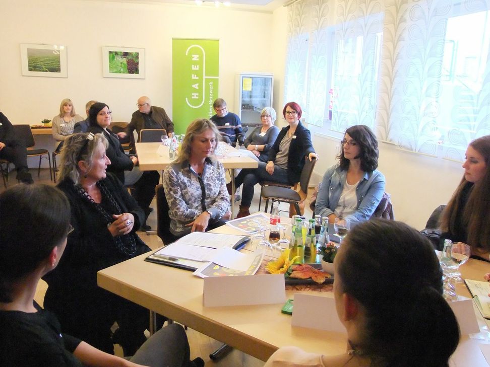 Ministerin Irene Alt im Gespräch mit den Leiterinnen der Hermeskeiler Kindertagesstätten. Foto: Fischer