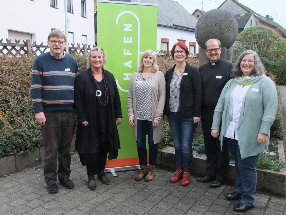 Ministerin Irene Alt (2.v.li.) zu Gast beim Familiennetzwerk »Hafen« in Hermeskeil. Sie lobte die Arbeit der Steuerungsgruppe, bestehend aus Diakon Andreas Webel (li.), Koordinatorin Karin Alt (3.v.li.), Sandra Steffens, Leiterin der Kita gGmbH Gesamteinrichtung Hermeskeil-Waldrach (3.v.re.), Clemens Grünebach, Pfarrer der Pfarreiengemeinschaft Hermeskeil (2.v.re.), und  Pastoralreferentin Gudrun Jocher,Dekanat Hermeskeil-Waldrach (re.)Foto: Fischer