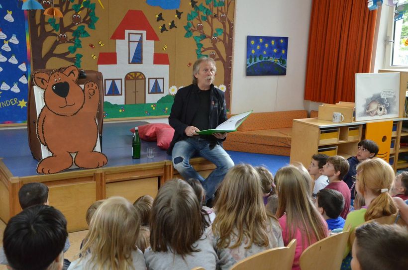 Höhner-Frontmann, Kinderbuchautor und einer von 80.000 Vorlesern aus Leidenschaft: Regelmäßig liest Henning Krautmacher in Kitas aus seinem Buch »Barthel der Bär«. Foto: Holger Bienert/BVDA