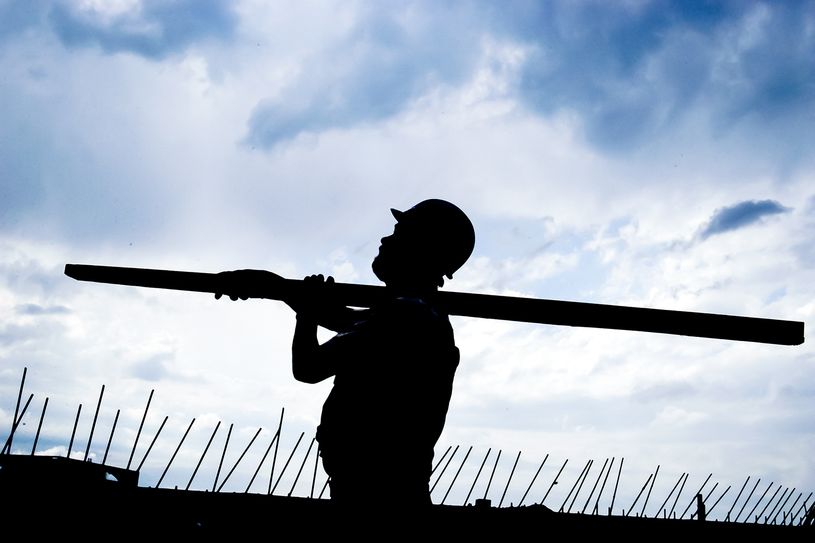 Schwer zu tragen: Bauarbeiter haben auch in der Corona-Krise viel zu tun. Für sie fordert die Gewerkschaft IG BAU jetzt höhere Löhne und die Bezahlung von Fahrzeiten. Foto: IG BAU
