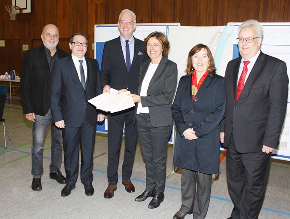 Wolfram Leibe (3. v. l.), Elvira Garbes (2. v. r.) und Baudezernent Andreas Ludwig (r.) freuen sich mit Ortsvorsteher Rainer Lehnart (Feyen-Weismark, l.) über die Förderbescheide, die Malu Dreyer (3. v. r.) und ADD-Präsident Thomas Linnertz (2. v. l.) mitgebracht haben. Foto: Stadt Trier