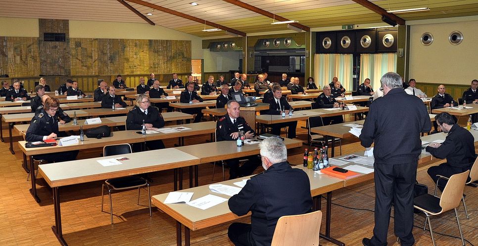 „Abstand“ lautete auch beim  Delegiertentag der Feuerwehren in Kall die Devise in Corona-Zeiten. Statt 117 nahmen nur 67 Vertreter der kommunalen Wehren an der Versammlung teil. Jeder hatte in der Bürgerhalle einen Tisch für sich allein. Foto: Reiner Züll/pp/Agentur ProfiPress