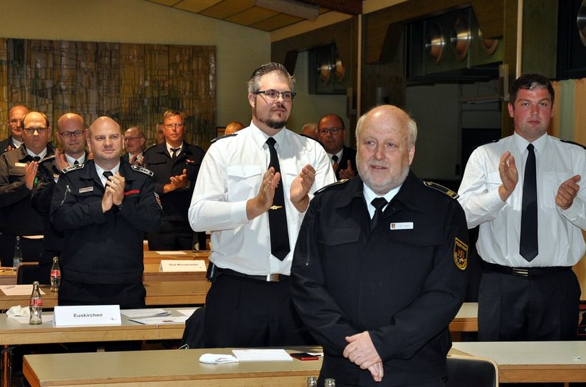 Die Delegierten bedankten sich beim scheidenden Vorsitzenden Udo Crespin (vorne) mit stehendem Applaus. Foto: Reiner Züll/pp/Agentur ProfiPress