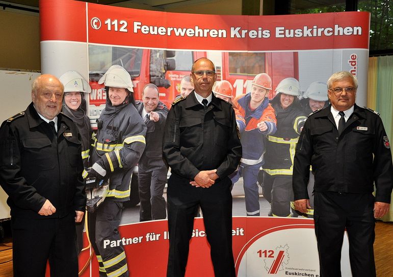 Wachablösung beim Kreisfeuerwehrverband Euskirchen: Der bisherige Vorsitzende Udo Crespin (links) und dessen Stellvertreter Walter Wolff (rechts) gaben das Kommando an den neuen Kreisbrandmeister Peter Jonas (Mitte) ab. Walter Wolff bleibt dem Vorstand als Rechnungsführer erhalten. Foto: Reiner Züll/pp/Agentur ProfiPress