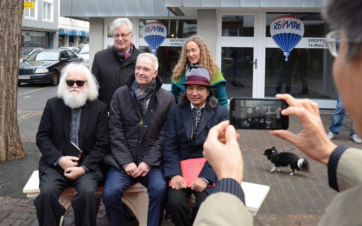 Michael Thielen als Karl-Marx Darsteller,  OB Wolfram Leibe,  Prof. WU Weishan (vorne) sowie die Vorsitzende des Karl-Marx Viertels Brigitte Biertz neben Triers Baudezernet Andreas Ludwig (hinten). Foto: Presseamt Trier