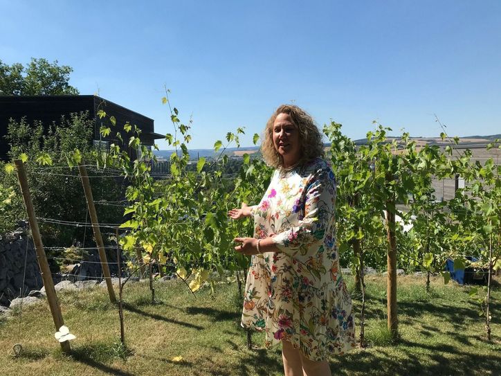 Landrätin Bettina Dickes findet bei einer 70-Stunden-Woche Ausgleich bei der Gartenarbeit. Sogar Wein baut sie an. Foto: Klaus Desinger