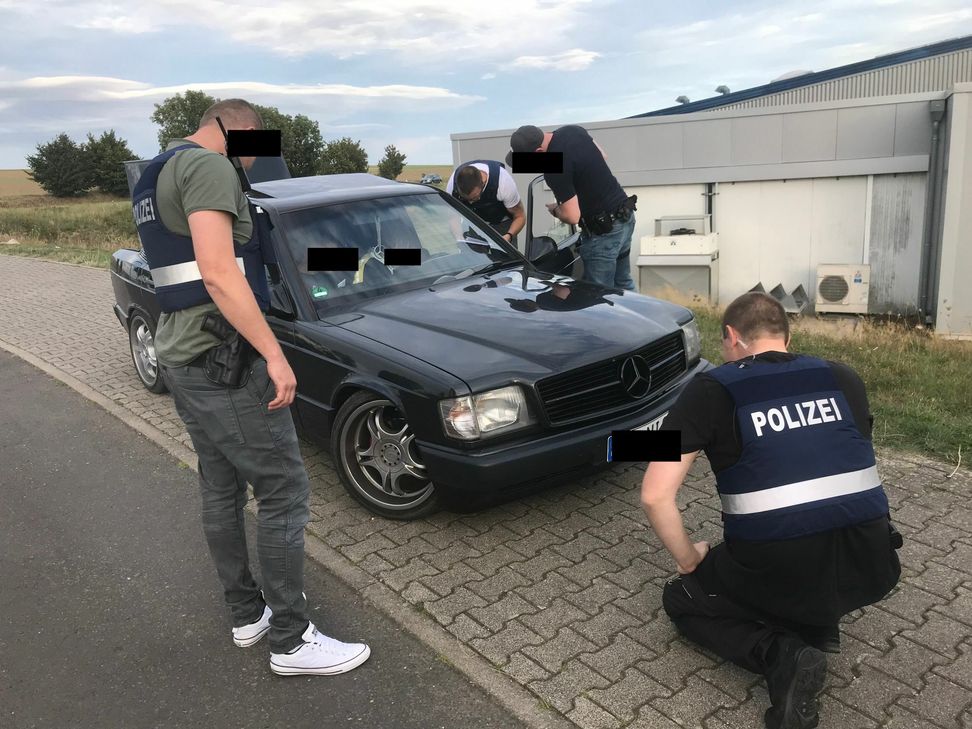 Die Polizeibeamten durchleuchten ein Fahrzeug bei einer Kontrolle in Büchel.                                Fotos: Zender
