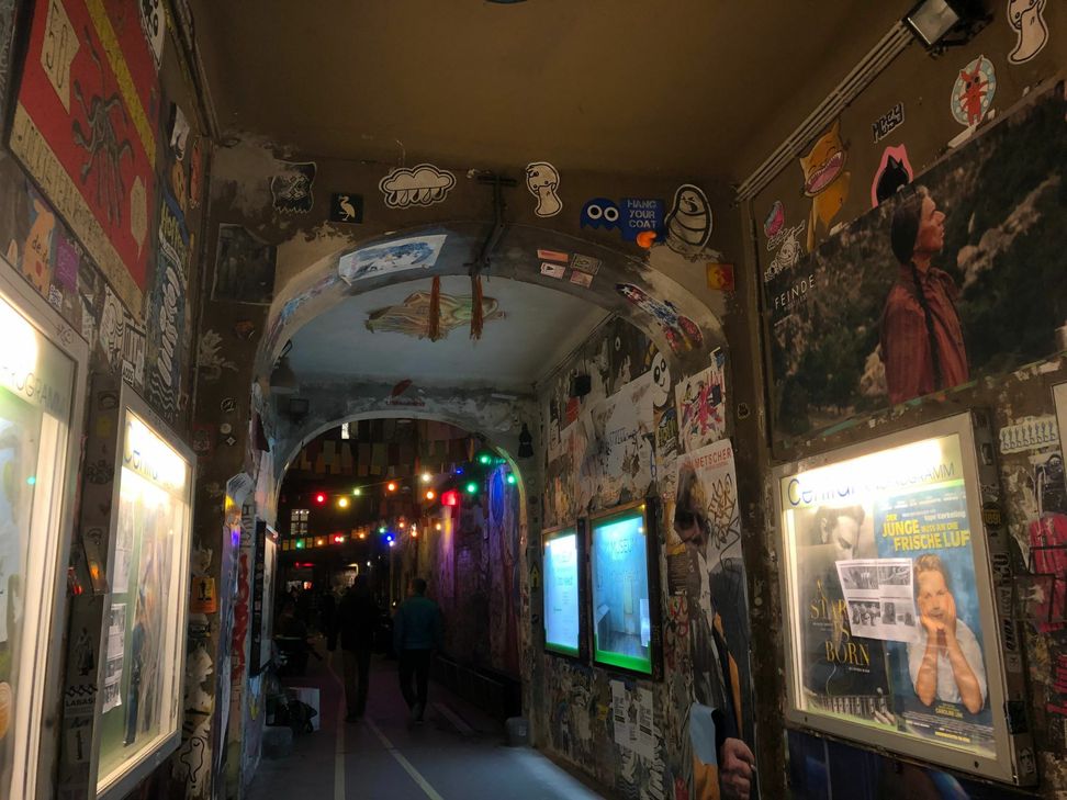 In dem Hinterhof findet man nicht nur ein Lokal, sondern auch das Anne Frank Haus.