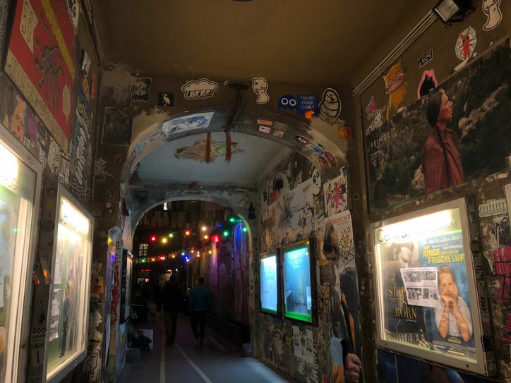 In dem Hinterhof findet man nicht nur ein Lokal, sondern auch das Anne Frank Haus.