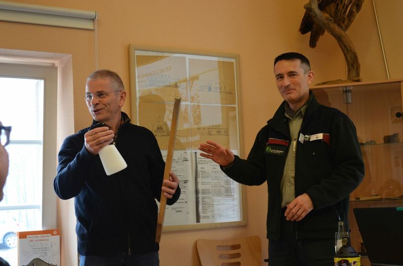 Klaus-Peter Kugel und Markus Bauer demonstrieren im Forsthaus Quint, wie man einen Lockstock präpariert (Foto: Neumann)