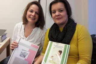 Die Stillberaterinnen der Hunsück Klinik in Simmern, Stefanie-Müller-Hückmann und Gabi Schöfferle, beantworten in der Weltstillwoche alle Fragen rund um das Thema Stillen. (Foto: Hunsrück Klinik)
