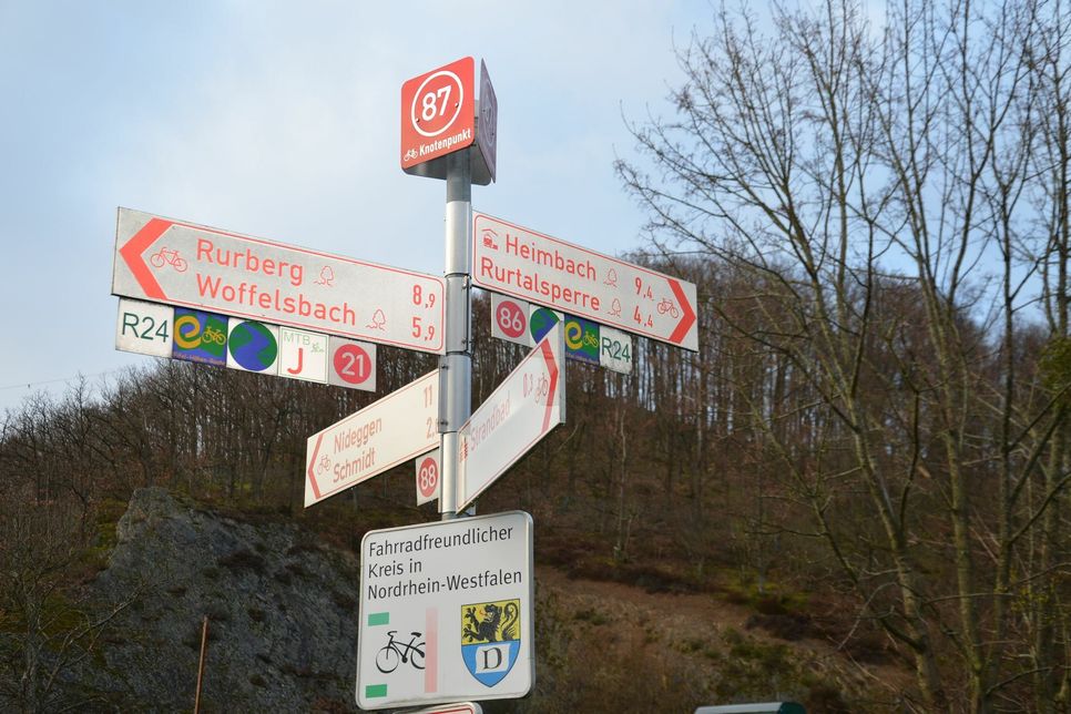 Links und rechts des Rad-Knotenpunktes 87 will der »fahrradfreundliche« Kreis Düren den RurUfer-Radweg ausbessern. Fotos: T. Förster