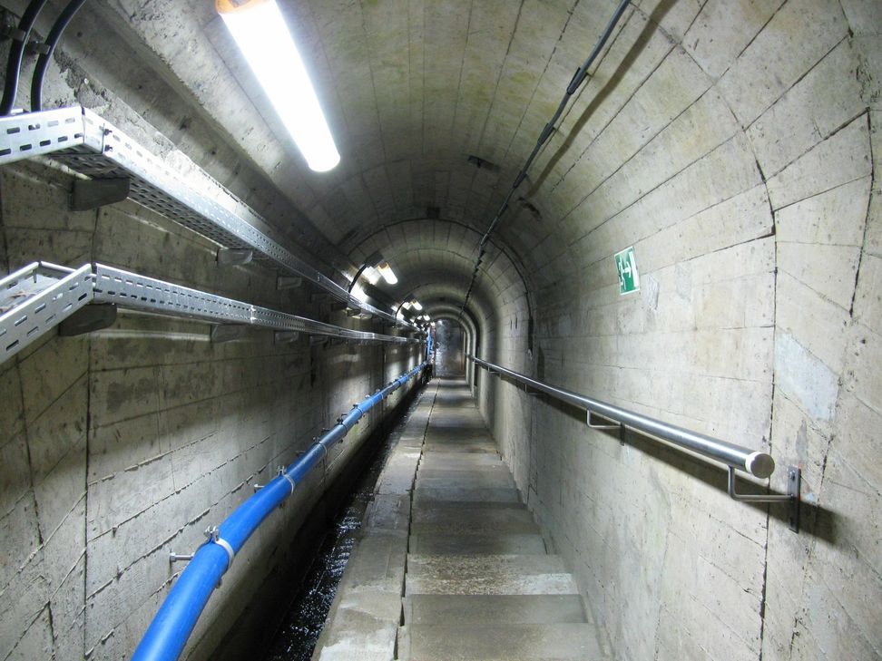 Die Teilnehmer werden auch durch den Kontrollgang der Rurtalsperre geführt.