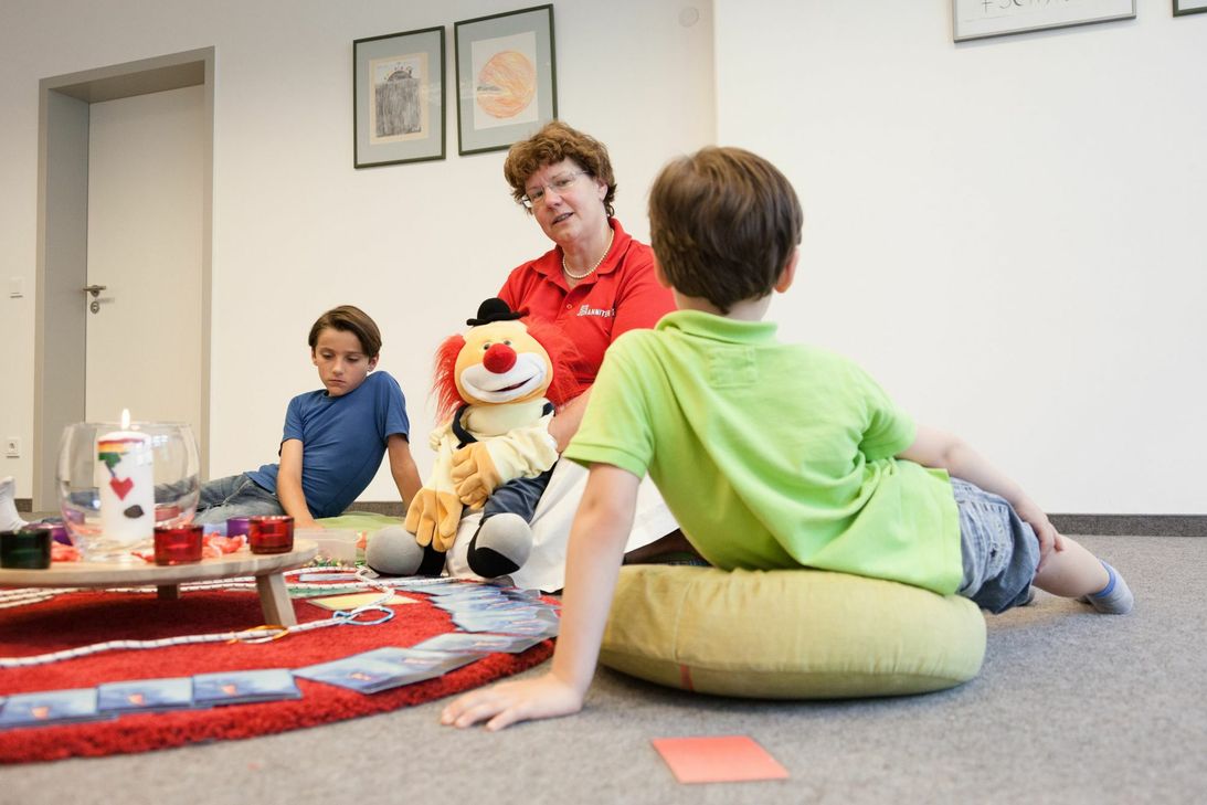 inder trauern anders. In den Lacrima-Trauergruppen der Johanniter begleiten sie ehrenamtliche Mitarbeiter nach dem Verlust naher Angehöriger. Foto: Johanniter-Unfall-Hilfe