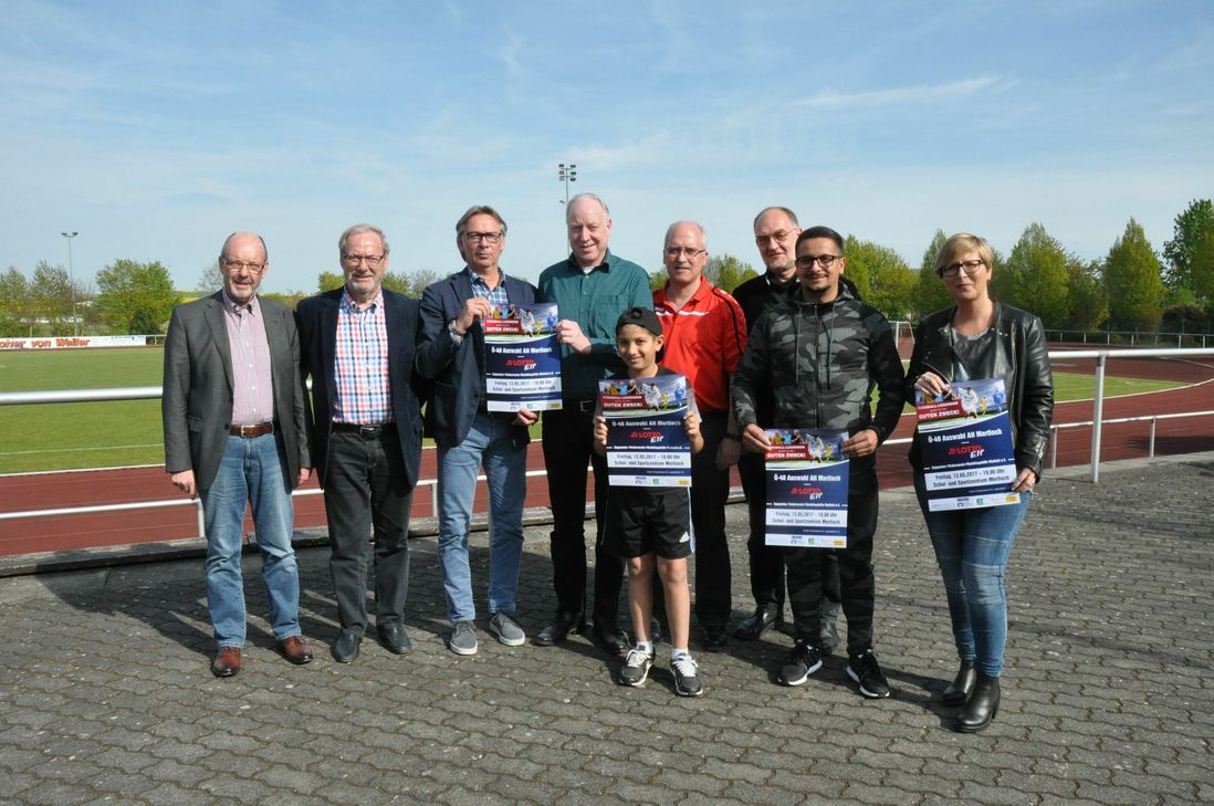 Lotto-Elf-Koordinator Juppa Ganser (2. v. l.) und Ex-Nationalspieler Stephan Engels (3. v. l.) haben für das Lotto-Elf-Benefizspiel in Mertloch geworben.