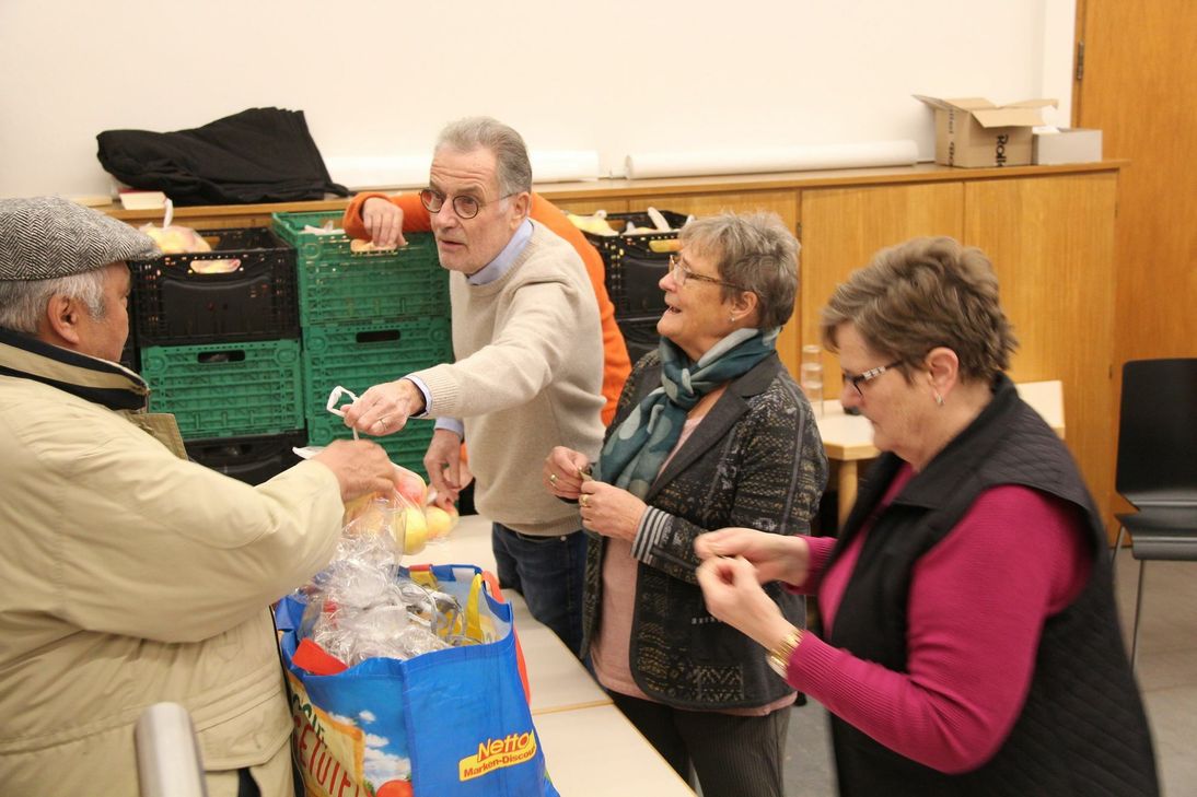 Auch der ehemalige Euskirchener Bürgermeister Dr. Uwe. Friedl half in der Vergangenheit bei der Ausgabe der Weihnachtspakete. Foto: Tafel Euskirchen