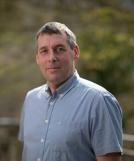 Alfred Wirtz, Bündnis90/Grüne: Diese Frage stellt sich uns, Bündnis90/Die Grünen, nicht. Das wichtigste ist, dass das Amt des Wehrleiters von einer kompetenten Person ausgeübt wird.Solange sich ehrenamtliche Personen aus den eigenen Reihen hierfür zur Verfügung stellen, darf sich unsere Verbandsgemeinde glücklich schätzen. Wenn dies nicht mehr der Fall ist, darf die Besetzung mit einem hauptamtlichen Mitarbeiter kein Tabu sein. Noch ist es aber nicht soweit. Aktuell hat die Verwaltung dem VG Rat vorgeschlagen, das bestehende und funktionierende System zu ändern. Wir sehen hierfür (zurzeit) keine Notwendigkeit. Es gibt notwendigere Personalien, die der VG und den Ortsgemeinden viel Geld sparen und die Arbeit effektiver machen können, zum Beispiel Bauabteilung.