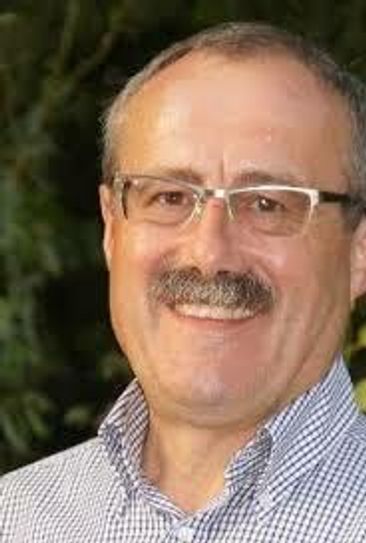 Michael Grundhöfer, Freie Wähler: Wir haben uns intensiv mit diesem Thema beschäftigt und unterstützen Bürgermeister Holstein bei seinem Vorhaben. Auch einige Wehrführer vor Ort unterstützen diesen Vorstoß. Sogar die jetzige ehrenamtliche Wehrleitung sieht die Wehrleitung der Zukunft im Hauptamt. In der Zukunft werden die Aufgaben, welche an die Führung und auch an die Feuerwehr selbst gerichtet werden, immer komplexer. Allein, wenn man sich die Anforderungen anschaut, welche laut gesetzlicher Vorgaben von einem Wehrleiter erwartet werden. Wir möchten das großartige Engagement im Ehrenamt unserer Feuerwehr mit einem hauptamtlichen Wehrleiter auch weiterhin unterstützen, fördern und für die Zukunft stärken, um so den bestmöglichen Schutz der Bürger und ihres Hab und Gutes auch in der Zukunft zu gewährleisten.