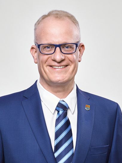 Michael Holstein, VG-Bürgermeister: Die Amtszeit der Wehrleitung endet im Jan. 2022. Sie hat mit viel Leidenschaft und Zeitaufwand dieses Ehrenamt ausgefüllt. Trotzdem sind Defizite entstanden, um den gesetzlichen Aufgaben §14 LBKG eines Wehrleiters gerecht zu werden. Da es immer schwieriger wird, Ehrenamtliche für solche Führungsaufgaben zu finden, die von ihrem Arbeitgeber freigestellt werden, für die VG Feuerwehr (30 Wehren, 600 Mitglieder, 200 U18) ist es nun an der Zeit, diese Funktion hauptamtlich zu besetzen. Die Aufgaben, die Verantwortung und die Rechtsansprüche sind in den letzten Jahren stetig an dieses Ehrenamt gestiegen. Die VG trägt Verantwortung und muss ihre Ehrenamtlichen schützen. Ich möchte die Feuerwehr für die Zukunft weiter entwickeln und die Ehrenamtlichen vor Ort durch das Hauptamt entlasten und unterstützen!