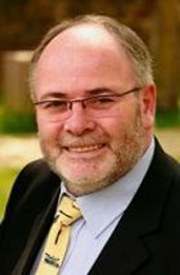 Edgar Schmitt, SPD: Die Aufgaben eines Wehrleiters sind im Brand- und Katastrophenschutzgesetz (LBKG) geregelt. Ich bin davon überzeugt, dass man die umfangreichen Aufgaben einem ehrenamtlich tätigen, der neben seinem eigentlichen Beruf, Familie und Freizeit, nicht mehr weiter zumuten kann. In der VG Trier-Land gibt es rund 600 aktive Frauen und Männer, die sich in den freiwilligen Feuerwehren engagieren und einen wertvollen Dienst für unsere Gesellschaft leisten. Diesen ehrenamtlich Tätigen einen beruflich qualifizierten und fachlich versierten Hauptamtlichen Wehrleiter an die Seite zu stellen ist längst überfällig. Mit der Einführung eines Hauptamtlichen Wehrleiters stärken wir das Ehrenamt in den Freiwilligen Feuerwehren.