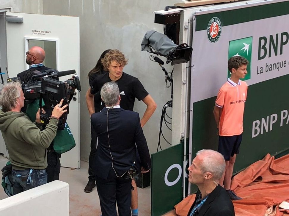 Alexander Zverev beim On-Court-Interview nach seinem Erstrundensieg in Paris.