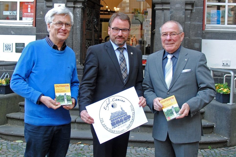 Oberbürgermeister Wolfgang Treis (Mitte) konnte von Dieter Preß (links) und Brudermeister Heinz Schäfer (rechts) den Pilgerstempel anlässlich des 725-jährigen Stadtjubiläums entgegennehmen.