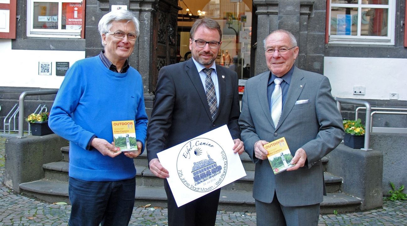 Oberbürgermeister Wolfgang Treis (Mitte) konnte von Dieter Preß (links) und Brudermeister Heinz Schäfer (rechts) den Pilgerstempel anlässlich des 725-jährigen Stadtjubiläums entgegennehmen.