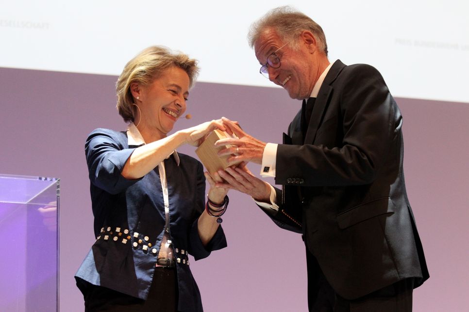 Aus den Händen von Verteidigungsministerin Ursula von der Leyen nahm Euskirchens Bürgermeister Dr. Uwe Friedl  den Preis entgegen. Foto: Bundeswehr