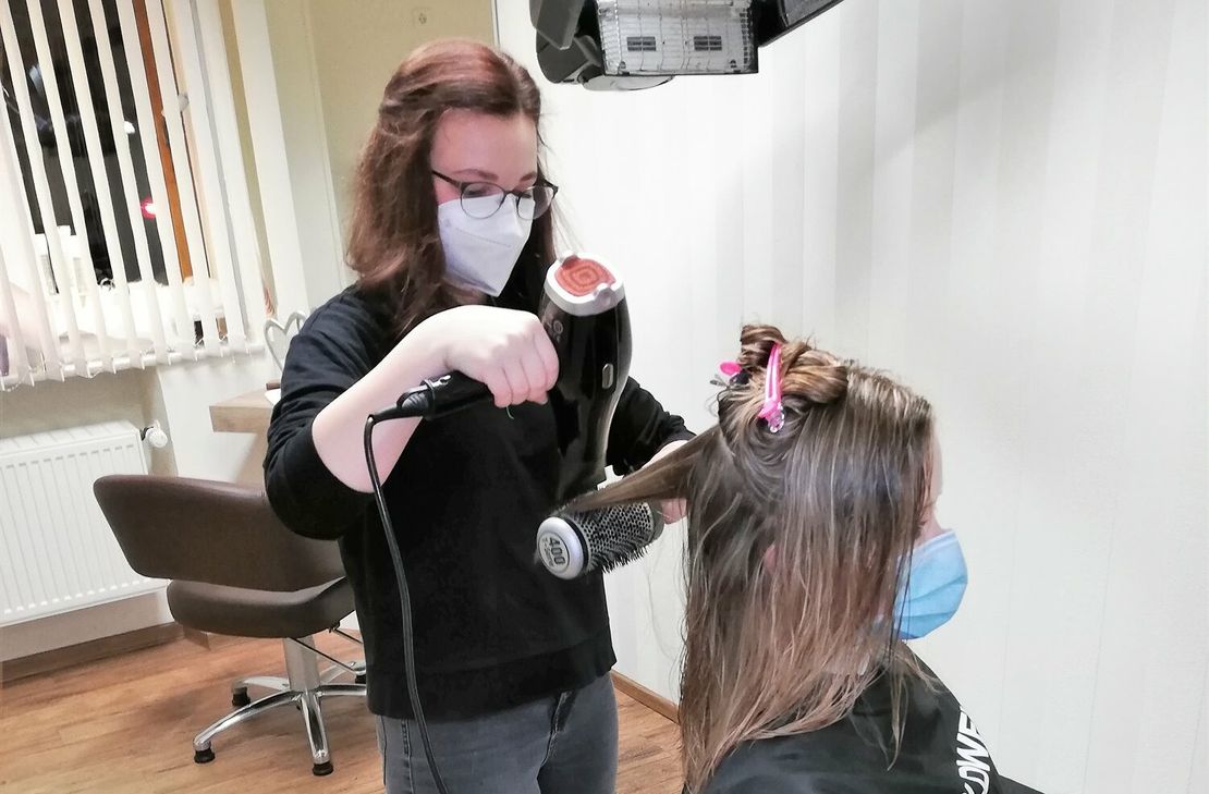 Ina Fehres aus Brauneberg hat letztes Jahr ihre Ausbildung bei Friseurmeisterin Monika Haubst in Mühlheim an der Mosel begonnen. „Den Beruf habe ich gewählt, da ich immer was Kreatives machen wollte. Bei der Ausübung als Friseurin sieht man direkt das Ergebnis seiner Arbeit“, sagt sie.