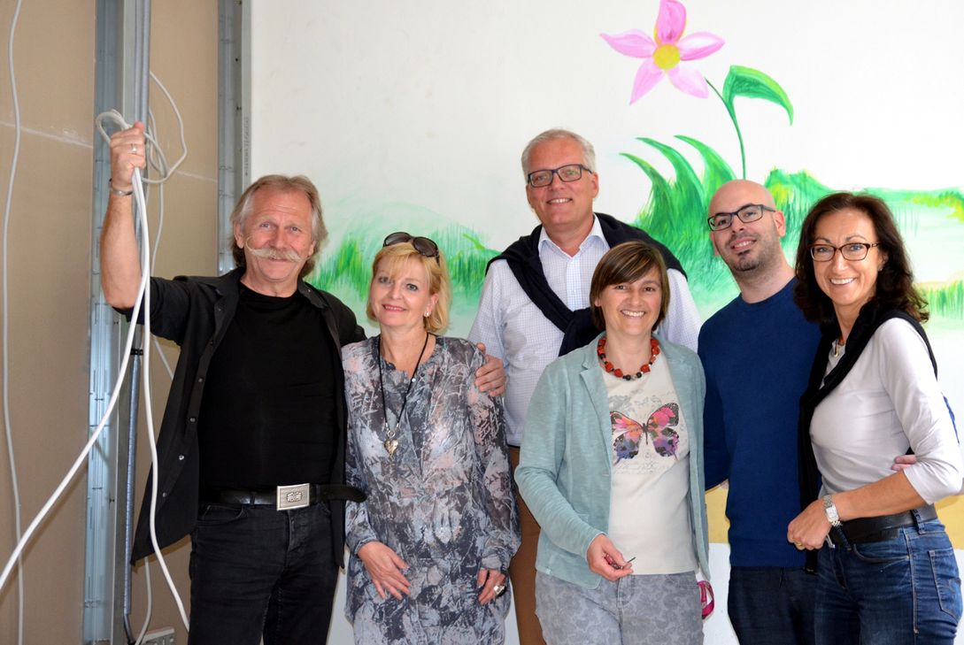 Henning Krautmacher (links) auf der Baustelle "Ambulante Brückenpflege" mit dem Nestwärme-Team (von links): Brigitte Kreider (Teamleitung Köln), Dirk Hense, Elisabeth Schuh, Daniel Bukowski und Hiltrud Zock. Foto: Finkenberg