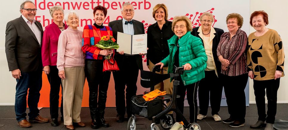 Stolze Preisträger (v. l.): Wolfgang Bildhauer, Erika Heinemann, Susanne Dernbach, Doris Gunkel, Karl Gunkel, Ministerpräsidentin Malu Dreyer, Edit Cimiotti, Renate Kern, Elfi Siebenbach und Roswitha Kreyer.
