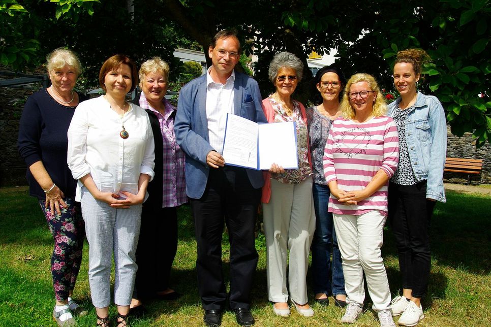 Im Pfarrgarten in Hirzenach nahmen Sr. Dr. Lea Ackermann und ihr Team den Förderpreis aus den Händen von Oliver Roland in Empfang. (Foto: Arno Boes)