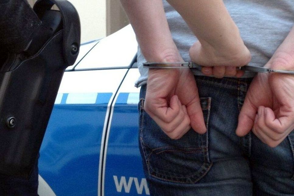 Beamte der Polizeiinspektion Trier nahmen am Montagabend, 10. Juli, einen 20-jährigen Mann nach einer Kontrolle in einem Ort an der Sauer fest. Foto: Archiv
