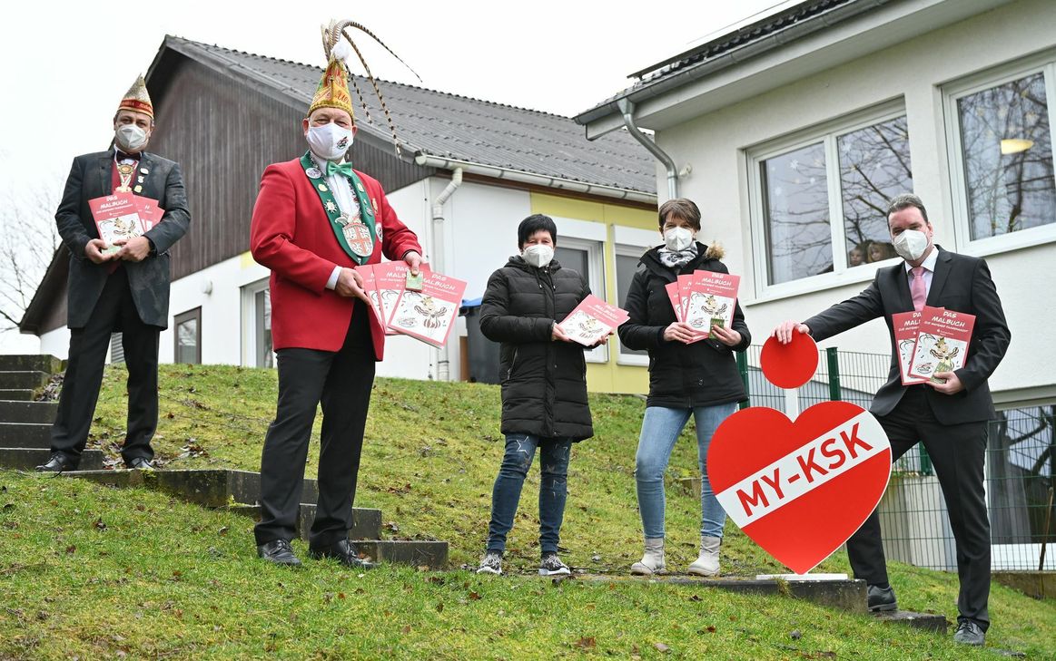 Mayener Karnevalisten und KSK-Mayen übergeben Malbücher und Buntstifte. Foto: KSK