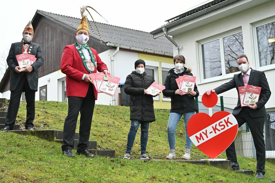 Mayener Karnevalisten und KSK-Mayen übergeben Malbücher und Buntstifte. Foto: KSK