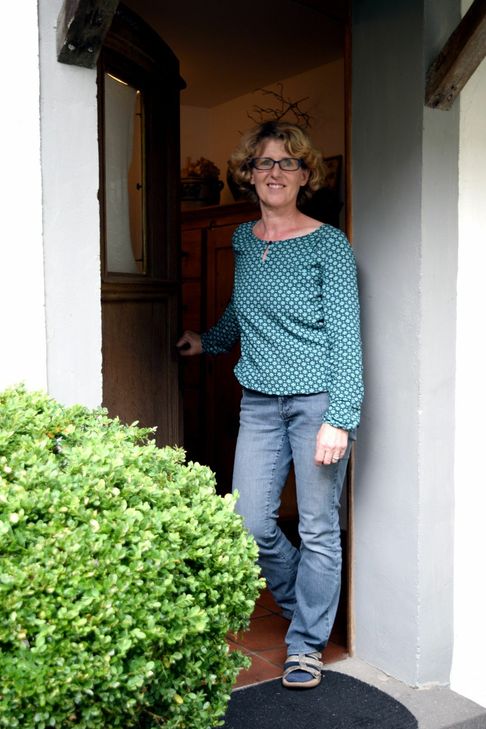 Hilla Schneider öffnet die Tür ihres alten Fachwerkhauses gern für Nutzer des Internetportals Airbnb. Sie selbst hat über den Dienst auch schon ein Zuhause auf Zeit gesucht und gefunden. Foto: Th. Wirtz